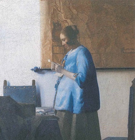 Donna in blu che legge