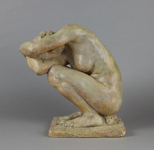 donna accovacciata di Camille